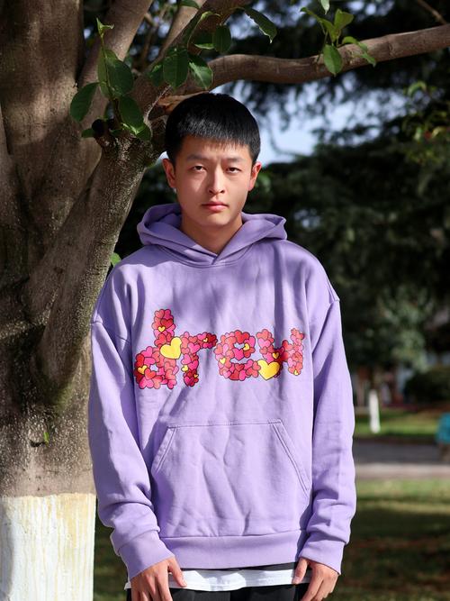 紫色连帽卫衣怎么搭配