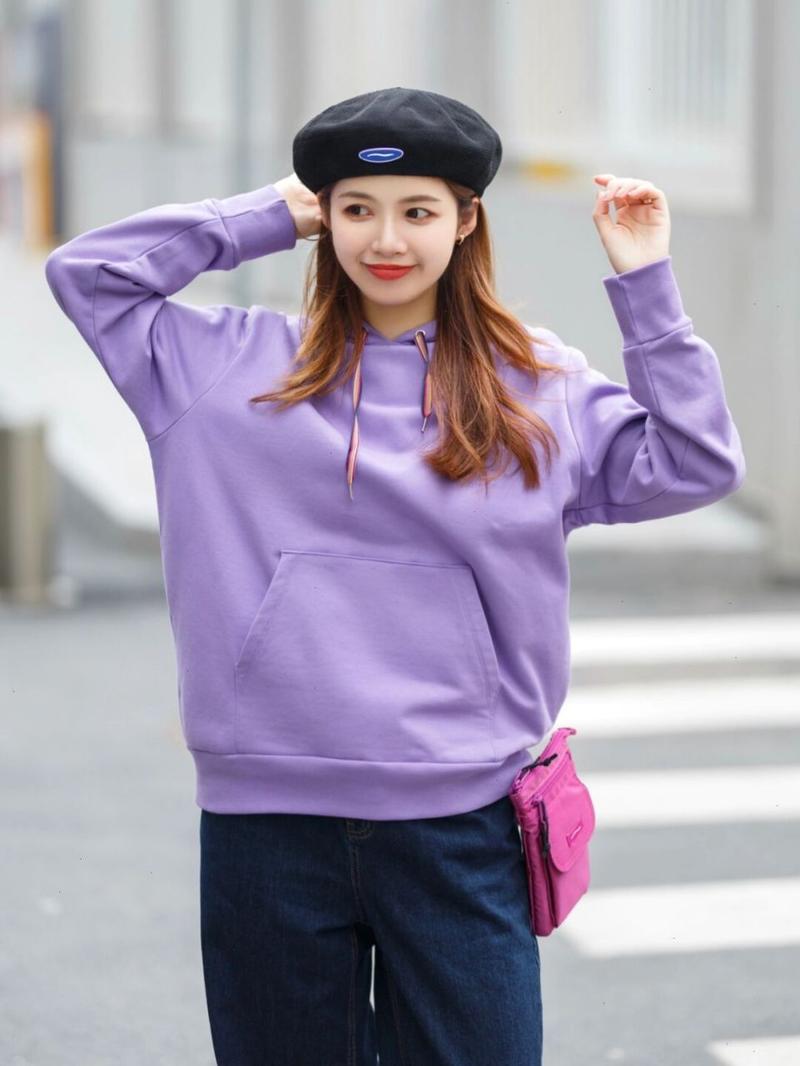 紫色连帽卫衣怎么搭配