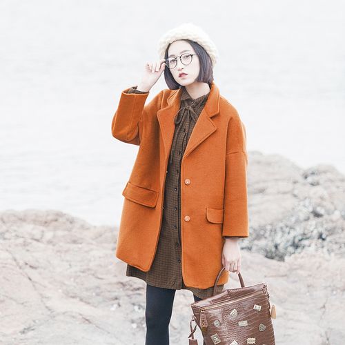 橘黄色大款风衣怎么搭配图片