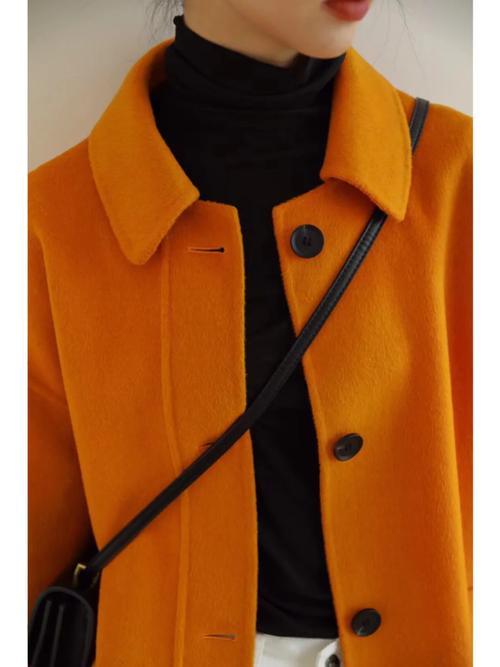 橘黄色大款风衣怎么搭配图片