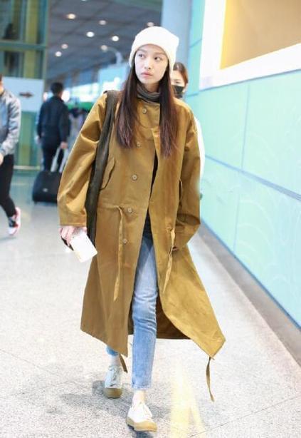 土黄色休闲短风衣怎么搭配