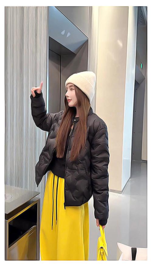 羽绒黄色短外套怎么搭配