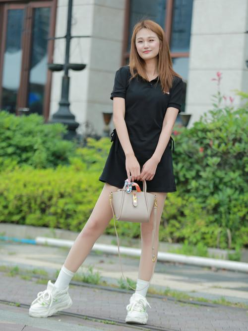 杏色包包怎么搭配衣服