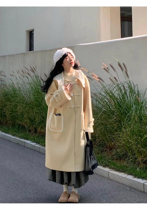 黄色圆领呢子大衣怎么搭配