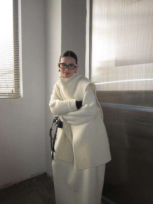 白色围脖怎么搭配衣服