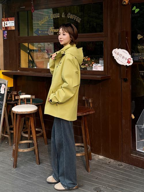 黄绿外套怎么搭配图片