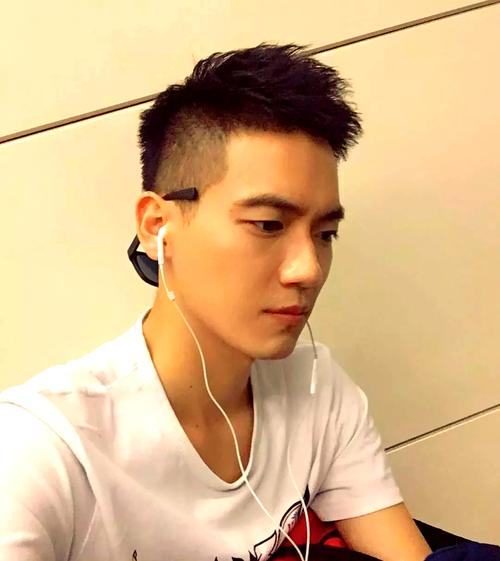 额头大适合什么发型男