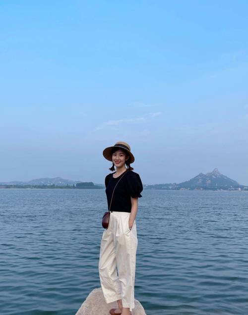 青色裤子怎么搭配