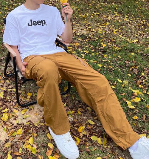 男性黄色衣服怎么搭配衣服