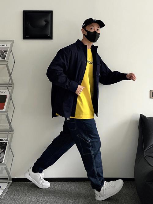男性黄色衣服怎么搭配衣服