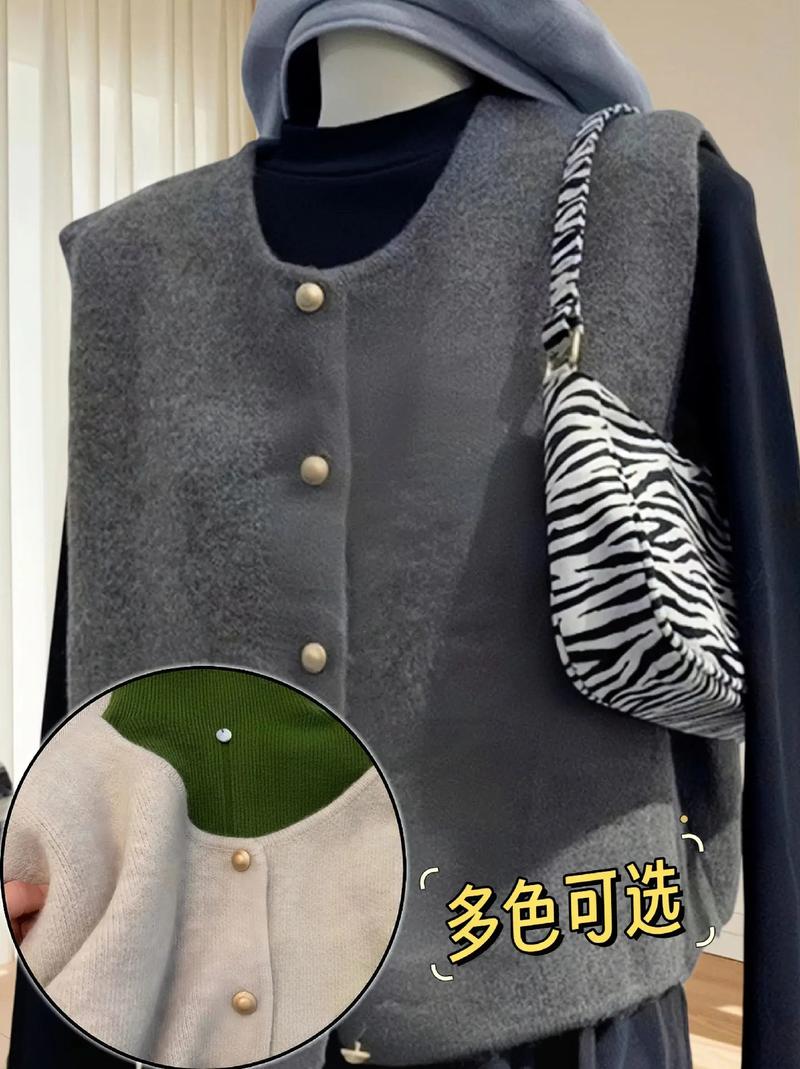 枚红色棉背心怎么搭配