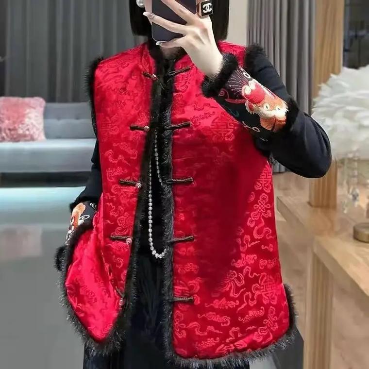 枚红色棉背心怎么搭配