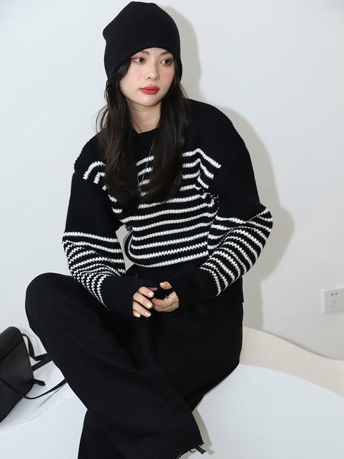 黑色条纹上衣怎么搭配