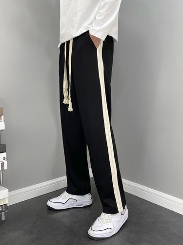 竖条黑裤怎么搭配