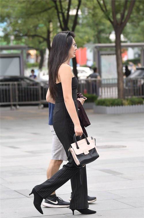 竖条黑裤怎么搭配