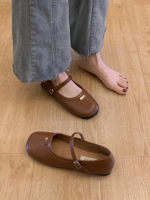 棕色及踝单鞋怎么搭配衣服