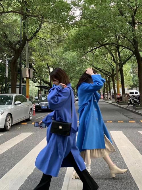 天蓝色春季风衣怎么搭配