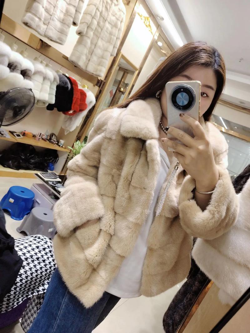 翻领的的貂怎么搭配衣服