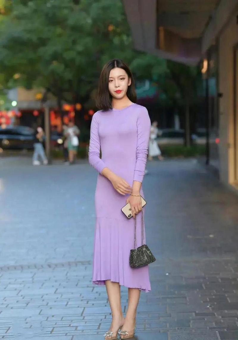 紫红色裙子怎么搭配图