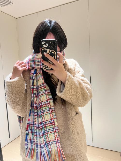 彩色围巾怎么搭配衣服