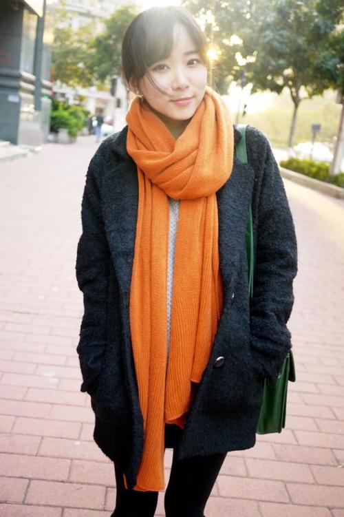 格仔橙色围巾怎么搭配