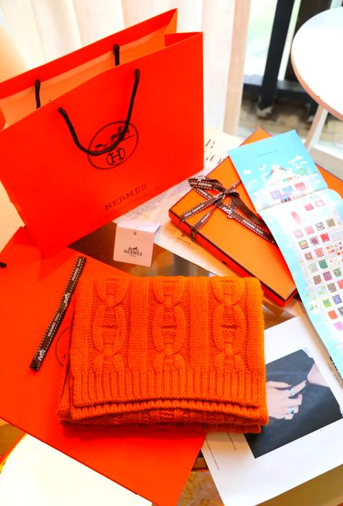 格仔橙色围巾怎么搭配