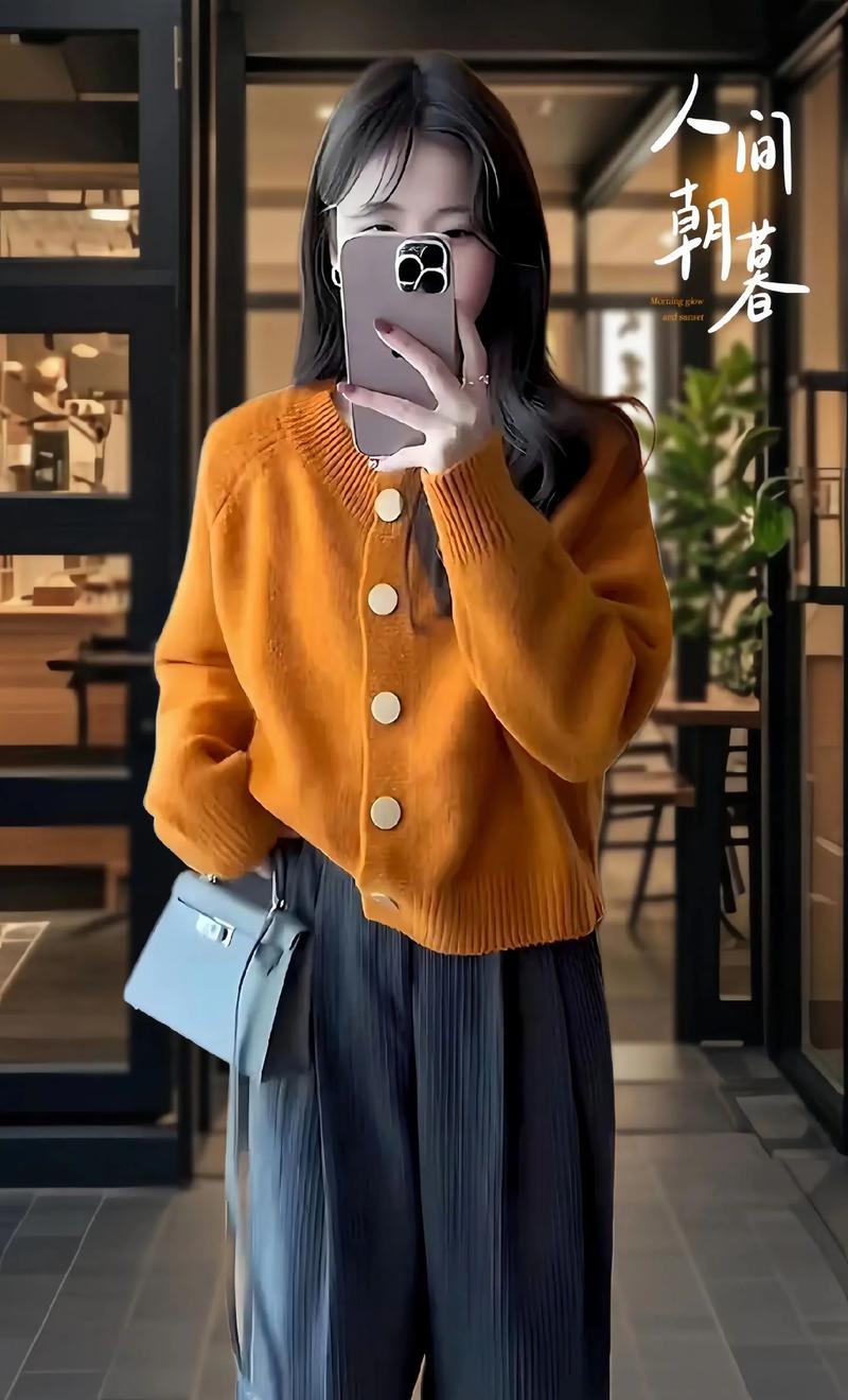 橘色上衣怎么搭配