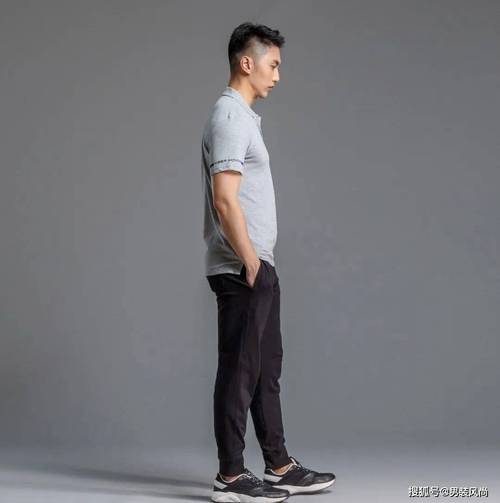 上衣灰色下身怎么搭配