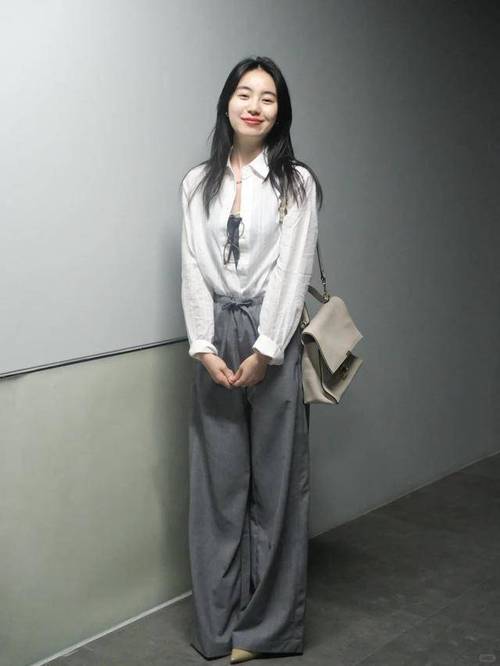 上衣灰色下身怎么搭配