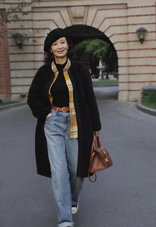 带帽子怎么搭配衣服