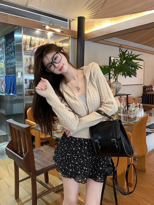 长袖短款毛衣衣怎么搭配