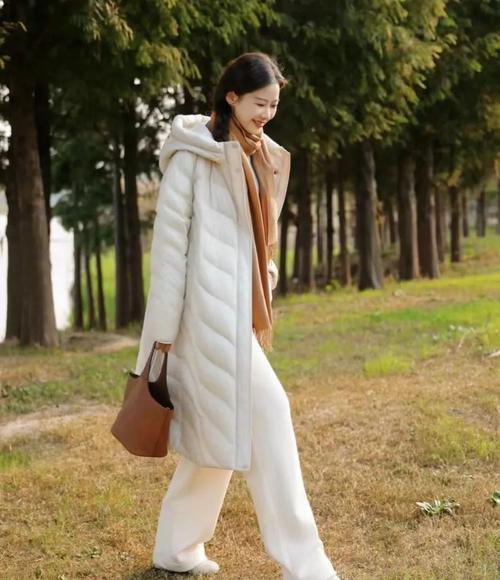 白色羽绒服怎么搭配包