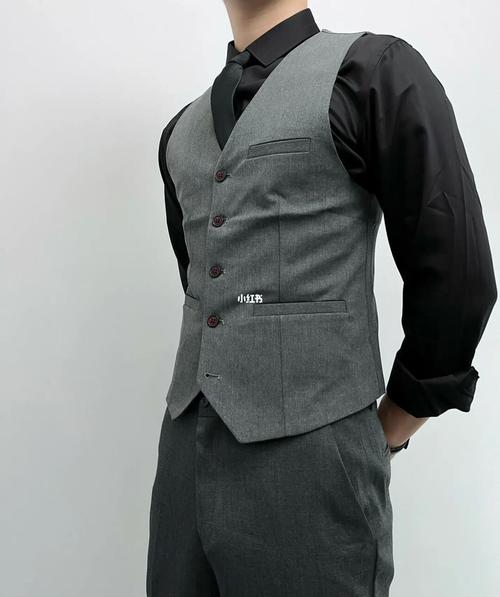 男士灰色马甲怎么搭配