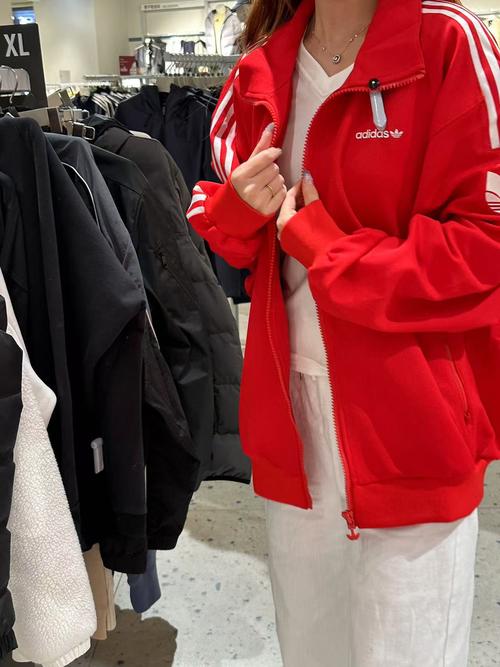 红色棒球服怎么搭配鞋子