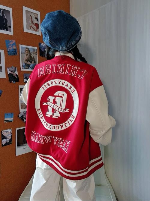 红色棒球服怎么搭配鞋子