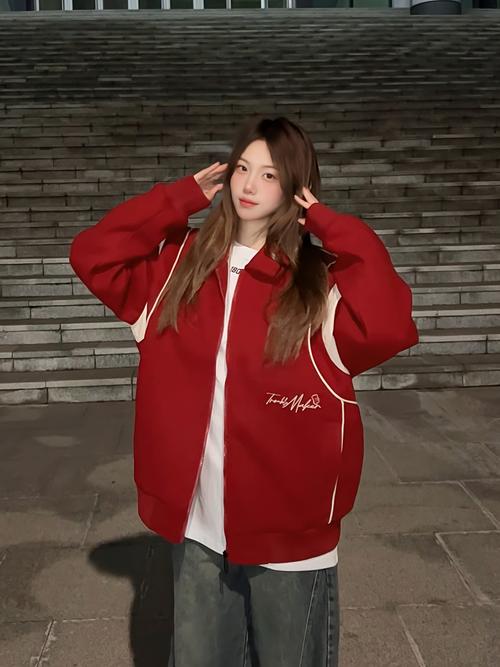 红色棒球服怎么搭配鞋子