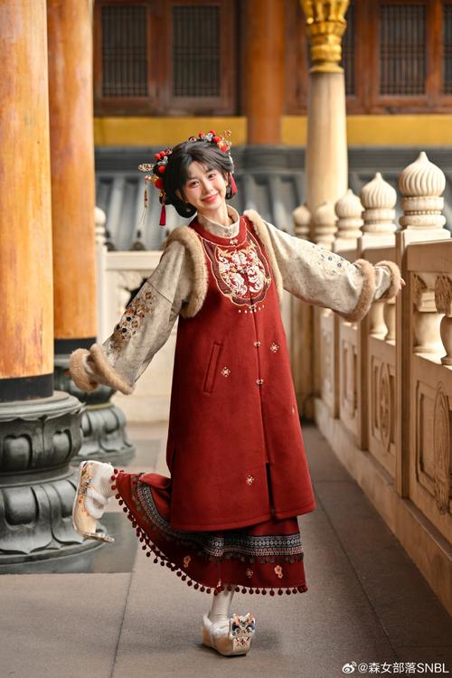 红色长款马甲怎么搭配