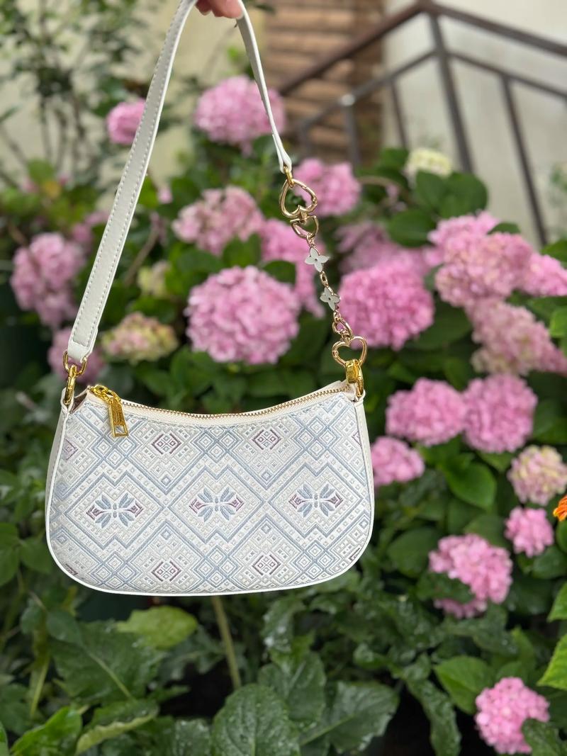 什么颜色的包包百搭