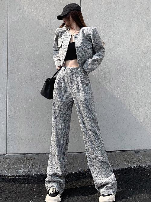 灰色衣服配什么颜色裤子