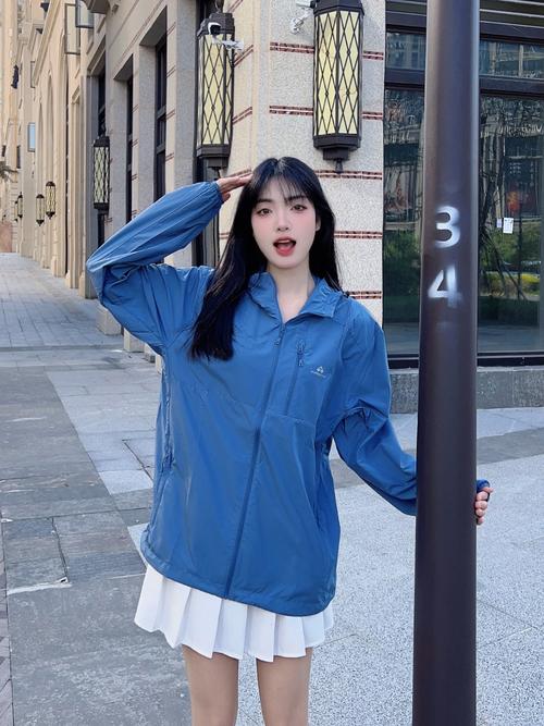 粉蓝色皮草怎么搭配衣服