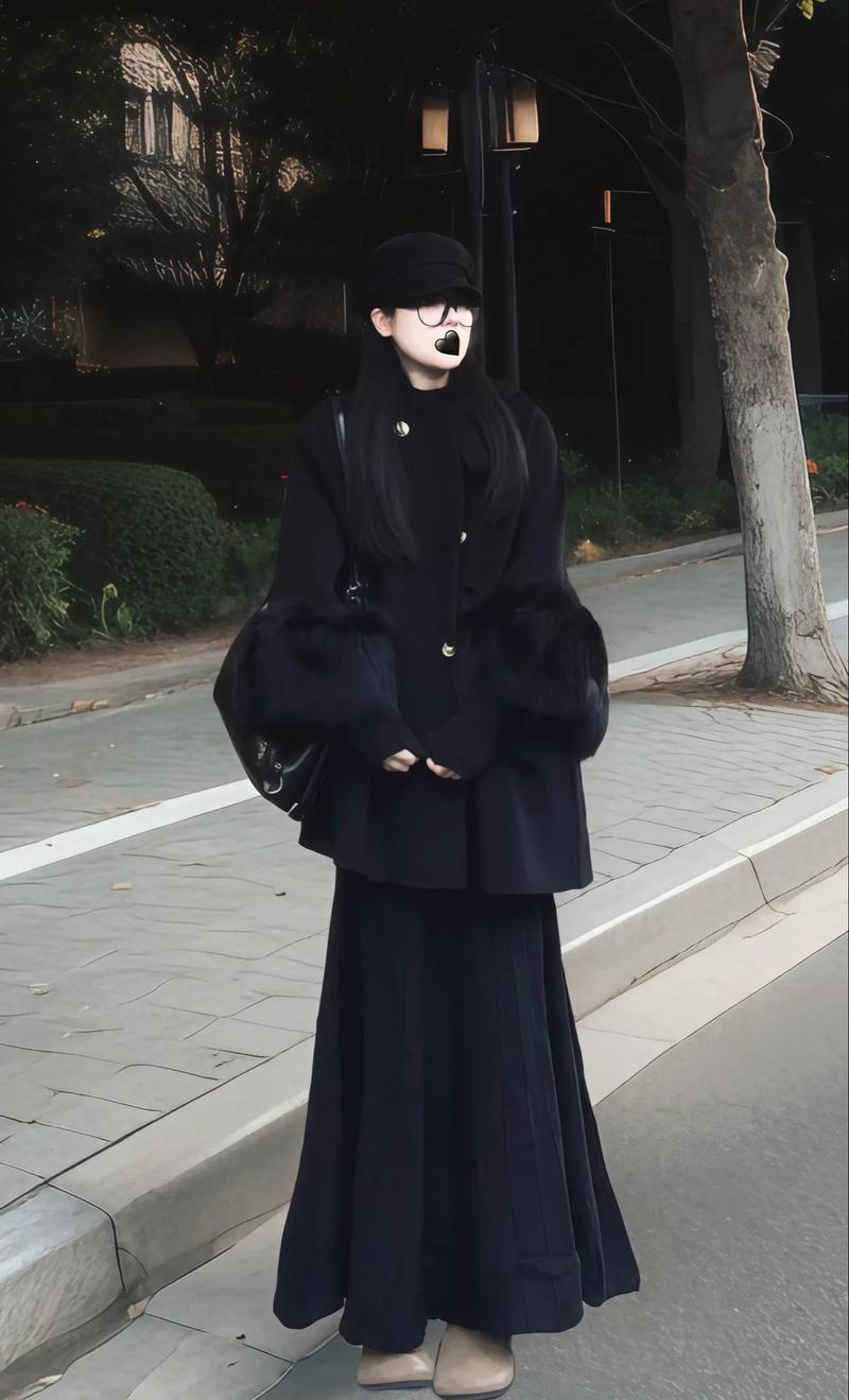 黑色斗篷上衣怎么搭配图片