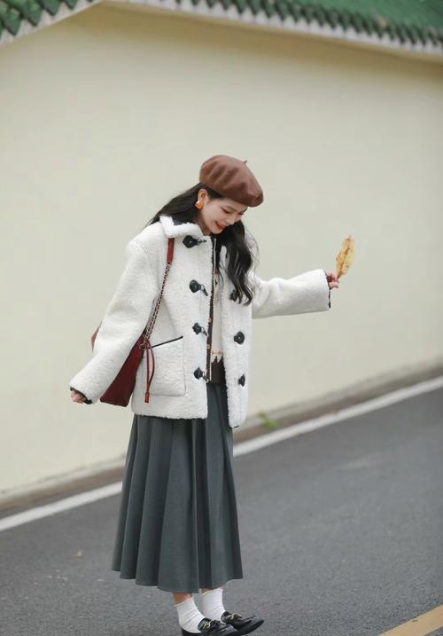 冬季浅色蓬蓬裙怎么搭配衣服