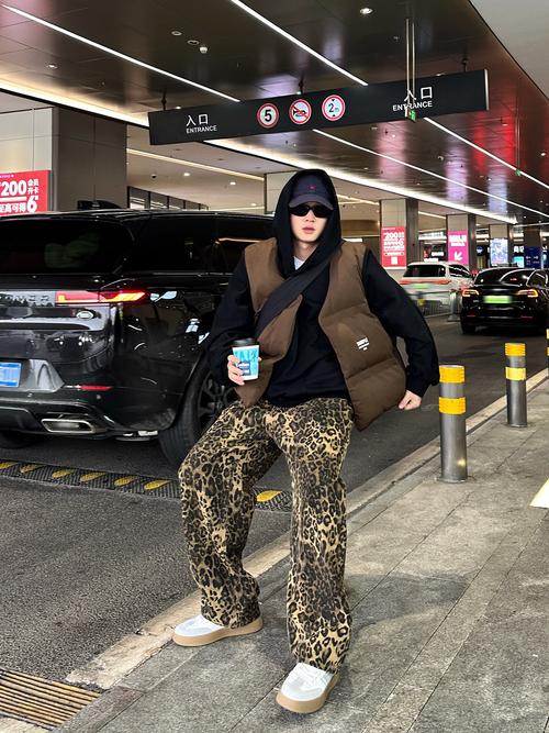 豹纹鞋配什么裤子