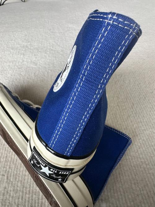 深蓝色高帮帆布鞋怎么搭配