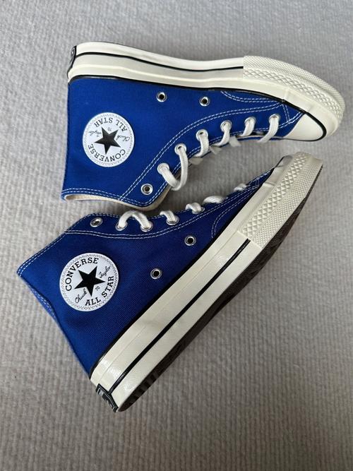 深蓝色高帮帆布鞋怎么搭配