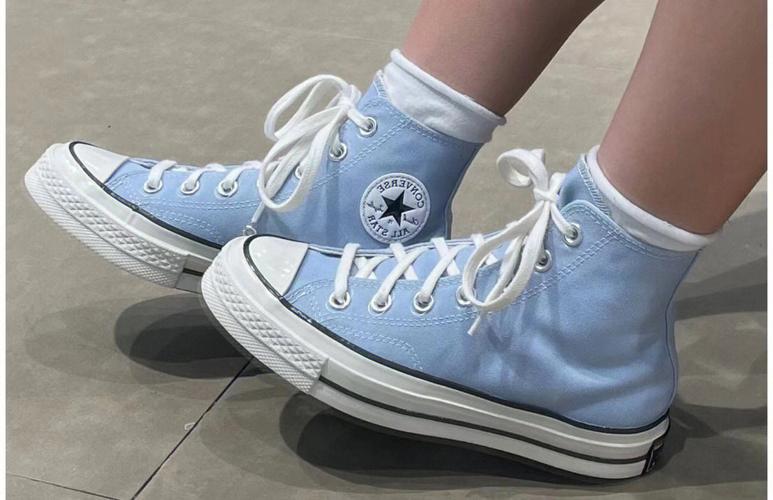 深蓝色高帮帆布鞋怎么搭配