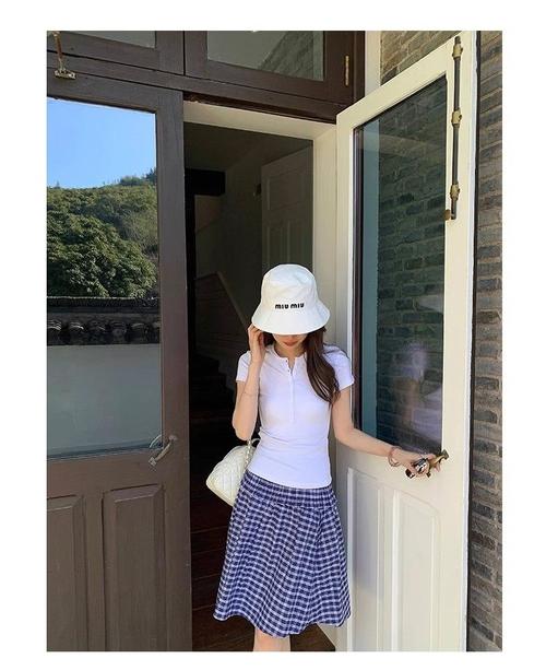 蓝格子裙怎么搭配上衣