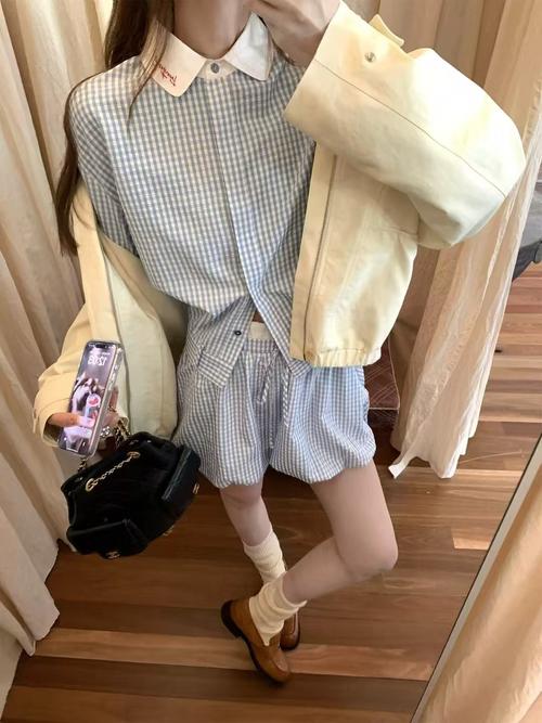 蓝格子裙怎么搭配上衣