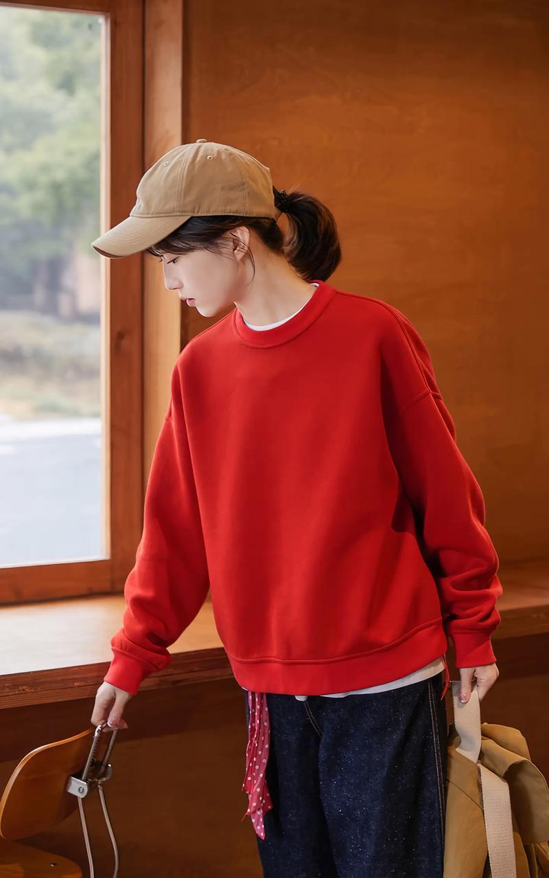 红色连帽卫衣怎么搭配