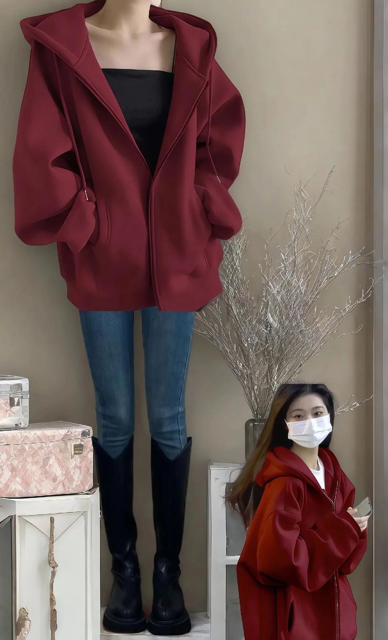 红色连帽卫衣怎么搭配